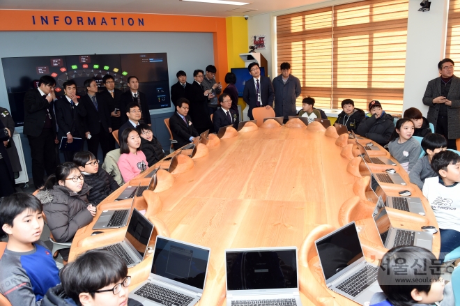 김석준 부산시교육감 등이 25일 오전 부산진구 서면 놀이마루 4층에서 열린 부산SW교육지원센터 개소식에 참석, 시설을 둘러보고 있다. 부산시교육청 제공 