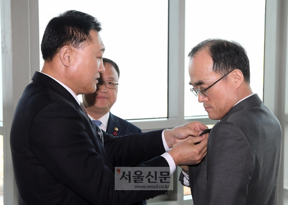 검찰총장에게 ‘사랑의 열매’ 달아주는 경찰청장 