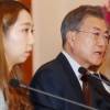 [서울 포토] 일자리 질책 문대통령···‘눈감은 부총리에 부릅뜬 청년’