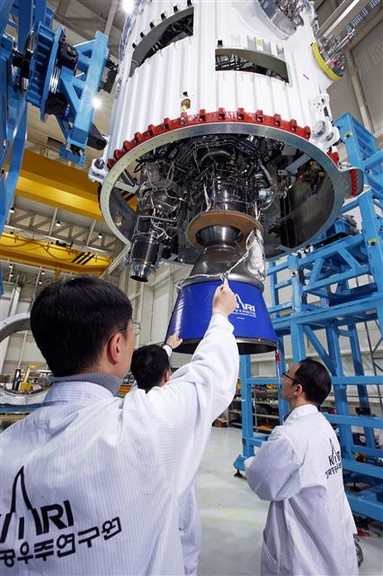 전남 고흥군 나로우주센터에서 한국항공우주연구원 연구원들이 오는 10월 발사될 시험용 한국형발사체 인증모델 조립 상황을 검사하고 있다.  한국항공우주연구원 제공