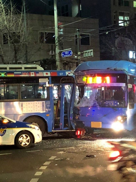 서울 수유사거리 교차로서 버스끼리 정면 충돌