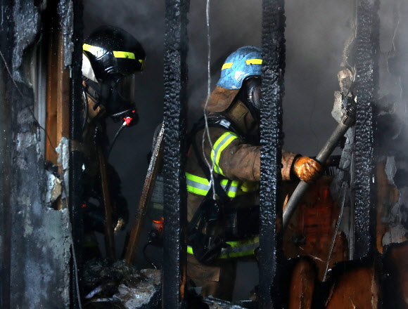 밀양 병원 불  26일 오전 7시 30분께 경남 밀양시 가곡동 세종병원에서 불이나 소방대원이 화재 진압을 하고 있다. 현재 인명피해와 화재원인을 조사하고 있다. 연합뉴스