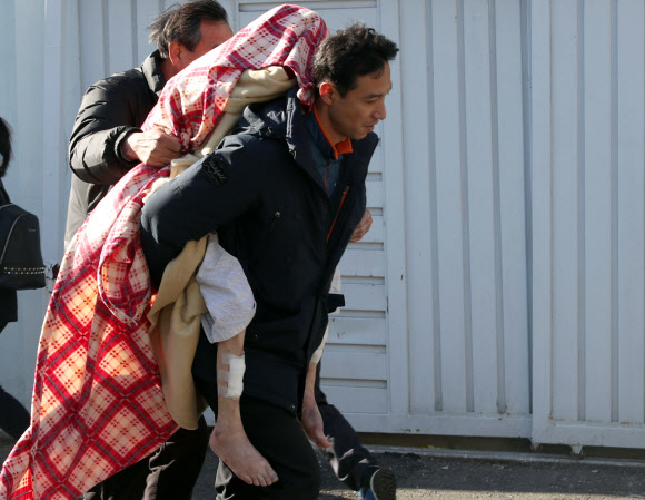 밀양 세종병원 불…환자 이송  26일 오전 7시 30분쯤 경남 밀양 가곡동 세종병원에서 불이나 관계자가 환자를 이송하고 있다. 현재 인명피해와 화재원인을 조사하고 있다. 2018.1.26<br>연합뉴스