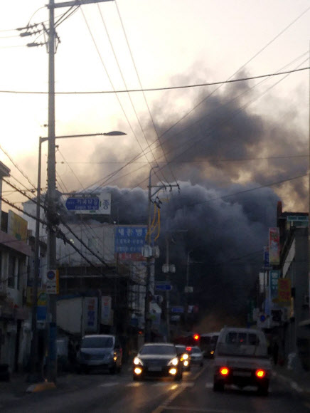 밀양 세종병원 화재, 사망자 증가  26일 오전 7시 30분께 경남 밀양시 가곡동 세종병원에서 화재가 화재가 발생, 수십명이 사망한 것으로 알져졌다. 현재 인명피해와 화재원인을 조사하고 있다. 2018.1.26 [독자 제공=연합뉴스]