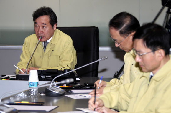 밀양 병원 화재 참사 대응 긴급대응 지시하는 이낙연 총리  이낙연 국무총리가 26일 오전 서울 세종로 정부서울청사 중앙재난안전상황실에서 경남 밀양 세종병원 화재 참사에 대한 보고를 받고 긴급 대응을 지시하고 있다. 연합뉴스