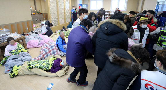 밀양 세종병원 화재, 환자 이송  26일 오전 7시 30분께 경남 밀양시 가곡동 세종병원에서 불이나 소방대원이 환자를 이송하고 있다. 현재 인명피해와 화재원인을 조사하고 있다. 연합뉴스