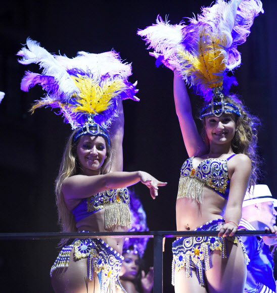 무용수들이 25일(현지시간) 우루과이 몬테비데오에서 열린 세계적으로 오래된  ‘우루과이 축제’ 오프닝 퍼레이드에서 화려한 공연을 선보이고 있다. AFP 연합뉴스