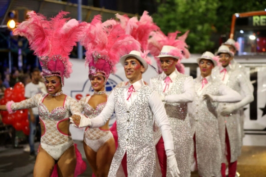 무용수들이 25일(현지시간) 우루과이 몬테비데오에서 열린 세계적으로 오래된  ‘우루과이 축제’ 오프닝 퍼레이드에서 화려한 공연을 선보이고 있다. EPA 연합뉴스