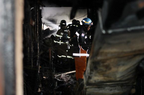 밀양 세종병원 화재원인 조사  26일 오전 7시 30분께 경남 밀양시 가곡동 세종병원에서 불이나 소방대원이 화재 진압을 하고 있다. 현재 인명피해와 화재원인을 조사하고 있다. 연합뉴스
