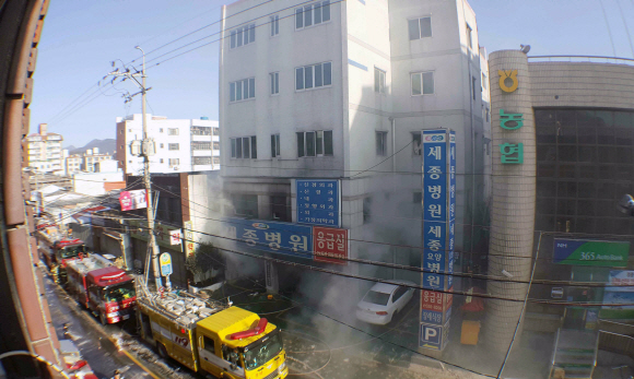 26일 오전 7시 32분께 화재가 발생한 경남 밀양시 가곡동 세종요양병원 사고현장에서 소방대원들이 불을 끄고 있다. 경남도민일보 제공