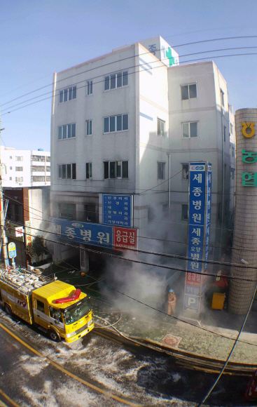 26일 오전 7시 32분께 화재가 발생한 경남 밀양시 가곡동 세종요양병원 사고현장에서 소방대원들이 불을 끄고 있다. 경남도민일보 제공