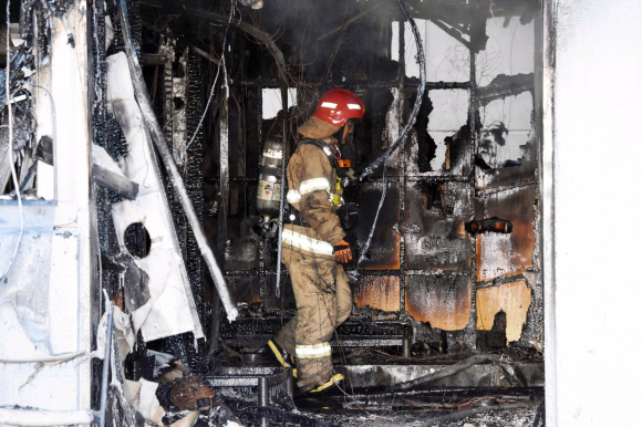 26일 오전 7시 32분께 화재가 발생한 경남 밀양시 가곡동 세종요양병원 사고현장에서소방대원이 수색작업을 하고 있다. 경남도민일보 제공