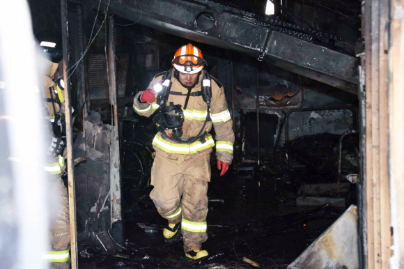 26일 오전 7시 32분께 화재가 발생한 경남 밀양시 가곡동 세종요양병원 사고현장에서소방대원이 수색작업을 하고 있다. 경남도민일보 제공