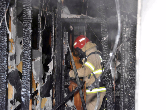 26일 오전 7시 32분께 화재가 발생한 경남 밀양시 가곡동 세종요양병원 사고현장에서소방대원이 수색작업을 하고 있다. 경남도민일보 제공