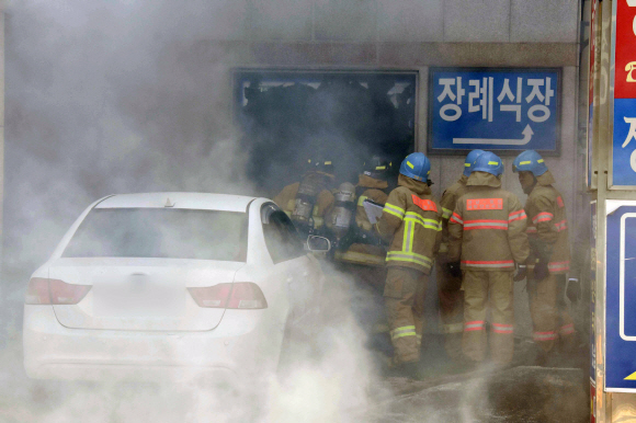 26일 오전 7시 32분께 화재가 발생한 경남 밀양시 가곡동 세종요양병원 사고현장에서소방대원이 수색작업을 하고 있다. 경남도민일보 제공