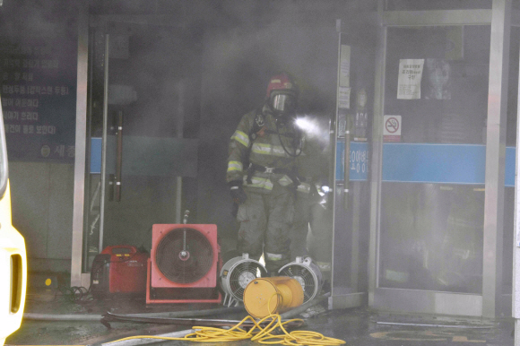 26일 오전 7시 32분께 화재가 발생한 경남 밀양시 가곡동 세종요양병원 사고현장에서소방대원이 수색작업을 하고 있다. 경남도민일보 제공