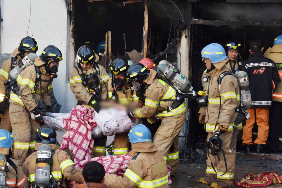 26일 오전 7시 32분께 화재가 발생한 경남 밀양시 가곡동 세종요양병원 모습이다. 오전 9시 43분 소방대원들과 경찰들이  시신수습을 하고 있다. 경남도민일보 제공