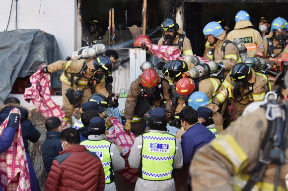 26일 오전 7시 32분께 화재가 발생한 경남 밀양시 가곡동 세종요양병원 모습이다. 오전 9시 43분 소방대원들과 경찰들이  시신수습을 하고 있다. 경남도민일보 제공