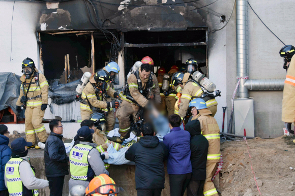 26일 오전 7시 32분께 화재가 발생한 경남 밀양시 가곡동 세종요양병원 모습이다. 오전 9시 43분 소방대원들과 경찰들이  시신수습을 하고 있다. 경남도민일보 제공