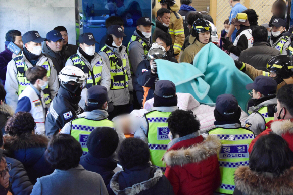 26일 오전 7시 32분께 화재가 발생한 경남 밀양시 가곡동 세종요양병원 모습이다. 오전 10시 55분 소방대원들이 구조된 환자들을 다른병원으로 이송 하고 있다. 경남도민일보 제공