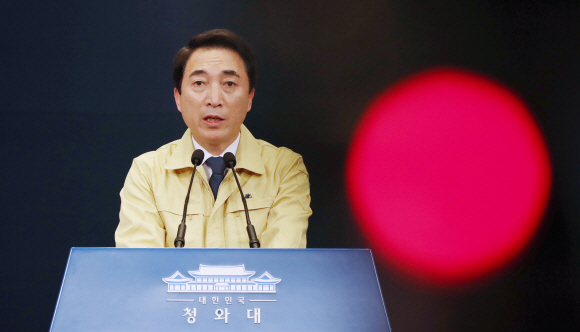 26일 청와대 춘추관에서 박수현 대변인이 밀양화재사고와 관련한 대통령주재 긴급 수석보좌관회의 결과를 브리핑하고 있다. 2018. 01. 26 안주영 기자 jya@seoul.co.kr