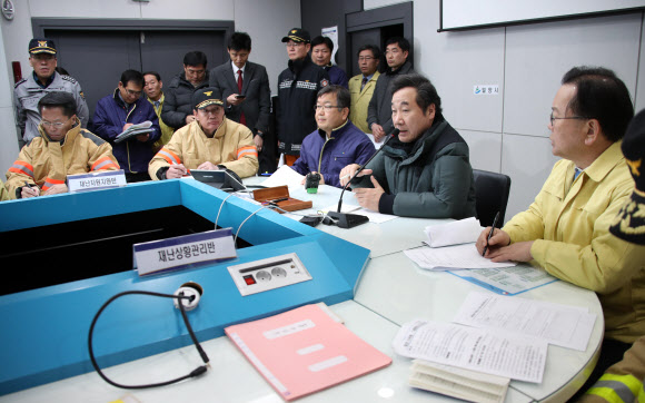 밀양 세종병원 화재발생, 이 총리 긴급 방문  이낙연 국무총리가 26일 오후 인명피해가 발생한 경남 밀양시 세종병원 화재현장 방문을 앞두고 상황실에서 보고를 받고 있다. 오른쪽은 김부겸 행정안전부 장관. 연합뉴스