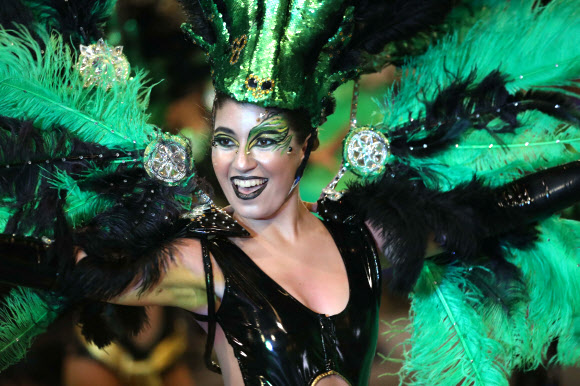 무용수가 25일(현지시간) 우루과이 몬테비데오에서 열린 세계적으로 오래된  ‘우루과이 축제’ 오프닝 퍼레이드에서 화려한 공연을 선보이고 있다. EPA 연합뉴스