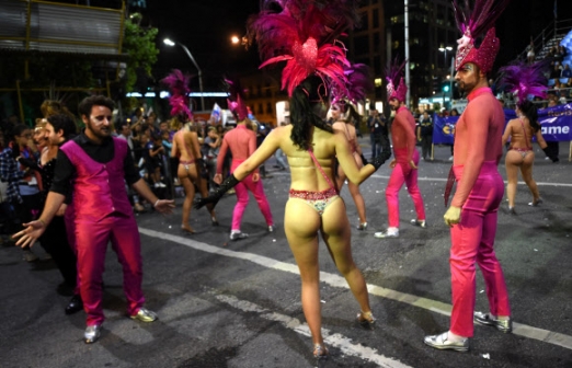 무용수들이 25일(현지시간) 우루과이 몬테비데오에서 열린 세계적으로 오래된  ‘우루과이 축제’ 오프닝 퍼레이드에서 화려한 공연을 선보이고 있다. AFP 연합뉴스