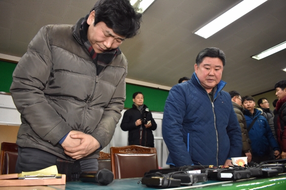 26일 오후 화재현장 옆 농협2층에서 브리핑을 마친 병원장,병원 이사장이 고개숙여 사죄하고 있다.  경남도민일보 제공