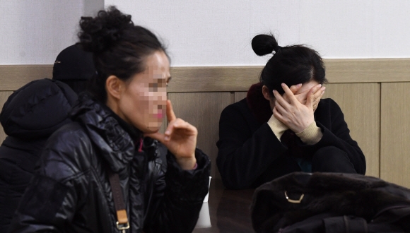26일 경남 밀양시 가곡동 세종병원에서 화재로 37명이 사망하는 참사가 발생한 가운데 이날 오후 삼문동 밀양병원 장례식장에 마련된 빈소에서 유가족들이 황망한 표정으로 앉아 있다. 2018. 1. 28 손형준 기자 boltagoo@seoul.co.kr
