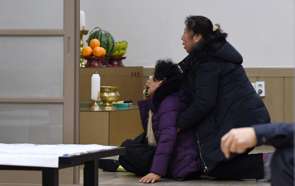 26일 경남 밀양시 가곡동 세종병원에서 화재로 37명이 사망하는 참사가 발생한 가운데 이날 오후 삼문동 밀양병원 장례식장에 마련된 빈소에서 유가족들이 슬퍼하고 있다. 2018. 1. 28 손형준 기자 boltagoo@seoul.co.kr