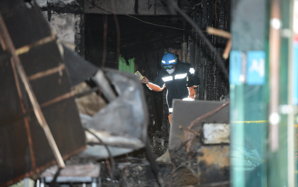 26일 화재로 37명이 사망한 참사가 발생한 경남 밀양시 가곡동 세종병원에서 소방대원들이 현장을 조사하고 있다. 2018. 1. 28 밀양=손형준 기자 boltagoo@seoul.co.kr