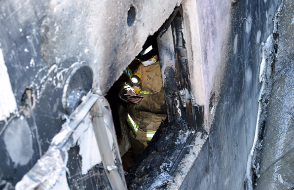 26일 화재로 37명이 사망한 참사가 발생한 경남 밀양시 가곡동 세종병원에서 소방대원들이 현장을 조사하고 있다. 2018. 1. 28 밀양=손형준 기자 boltagoo@seoul.co.kr