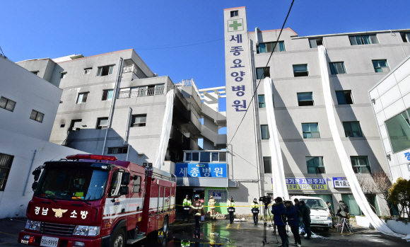 26일 대형 화재 참사가 발생한 경남 밀양시 가곡동 세종병원에 탈출에 사용한 흰 천이 걸려 있다. 2018. 1. 26 밀양=손형준 기자 boltagoo@seoul.co.k