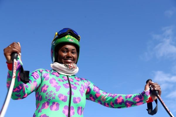 사브리나 시마더(케냐)가 지난해 2월 스위스 생모리츠에서 열린 국제스키연맹(FIS) 알파인스키 세계선수권대회 여자 슈퍼대회전 출전에 앞서 코스를 내려다보며 웃고 있다.  엔터테인먼트 전문 짐비오 닷컴 캡처