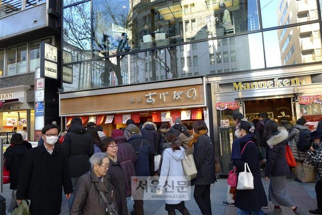 도쿄 상업 중심가 긴자 거리와 외국 관광객들.