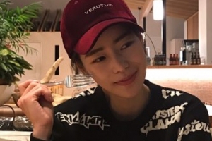 ‘이욱과 열애’ 임지연, 도쿄 여행 포착 ‘행복한 미소’