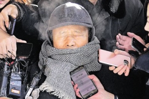 ‘휠체어 檢 출석’ 이상득 조기 귀가… 특활비 수수 전면 부인