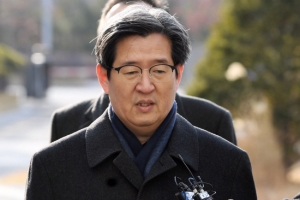 [서울포토] ‘세월호특조위 활동 방해’ 의혹 윤학배 전 차관 검찰 출석