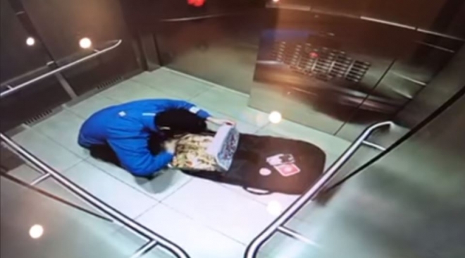 고객이 주문한 피자 토핑을 훔쳐 먹는 배달원(유튜브 영상 캡처)