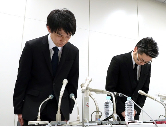 일본 최대 가상화폐 거래소 ‘코인체크’ 최고경영자(CEO)인 와다 고이치로(왼쪽)와 공동 설립자이자 최고운영책임자(COO) 유스케 오츠카가 지난 27일 도쿄에서 긴급 기자회견을 갖고 전날 발생한 해킹 사건에 대해 피해자들에게 고개 숙여 사과하고 있다. 도쿄 AP 연합뉴스