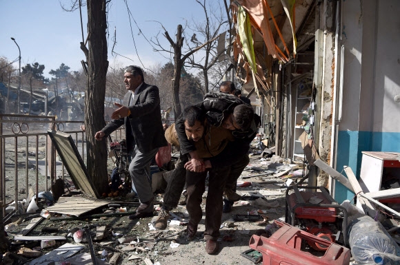 아프간 카불 ‘구급차 폭탄 테러’… 최소 103명 사망·235명 부상