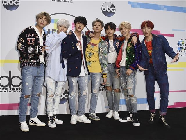 방탄소년단 멤버들이 지난해 11월 미국 로스앤젤레스에서 열린 아메리칸 뮤직 어워드 행사장에서 포즈를 취하고 있다. 로스앤젤레스 AP 연합뉴스