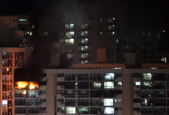 불길 치솟는 아파트  28일 저녁 서울 은평구 불광동의 한 아파트 상층부에서 화재가 발생해 연기와 함께 불길이 치솟고 있다. 연합뉴스