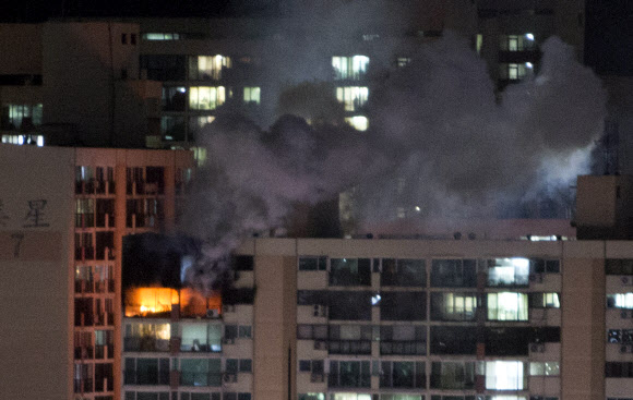 불광동 아파트 화재 발생  28일 저녁 서울 은평구 불광동의 한 아파트 고층에서 화재가 발생해 연기와 함께 불길이 치솟고 있다. 연합뉴스
