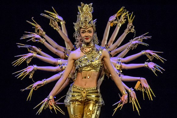 베이징 댄스 아카데미 ‘Youth Dance Company’ 무용수들이 27일(현지시간) 폴란드 루블린에서 열린 ‘차이니즈 뉴 이어(Chinese New Year)’ 쇼 중 화려한 공연을 펼치고 있다. EPA 연합뉴스