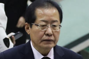 밀양 화재 유족 항의에 홍준표 “민주당 애들이 여기도 있네”