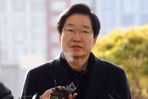 [서울포토] ‘세월호특조위 업무방해 혐의’…검찰 출석한 김영석 전 장관