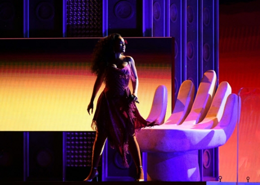 가수 리한나가 28일(현지시간) 미국 뉴욕의 매디슨 스퀘어 가든에서 열린 ‘제60회 그래미 어워드’에서 섹시한 퍼포먼스를 선보이며 무대를 펼치고 있다.<br>AFP 연합뉴스