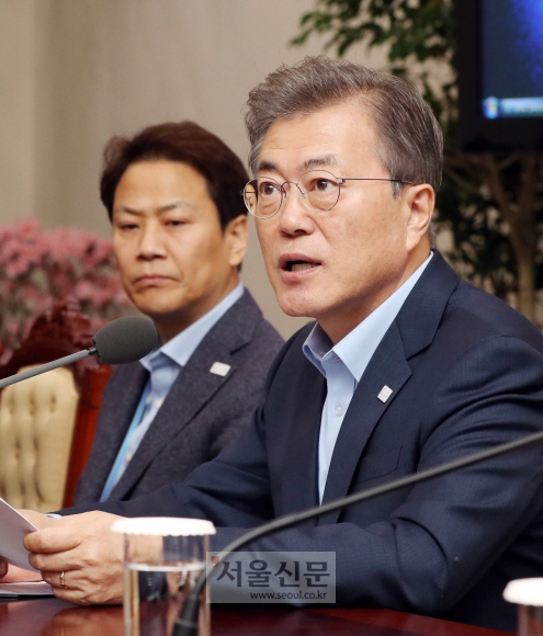 문재인 대통령이 29일 오후 청와대 여민관에서 열린 수석보좌관회의에서 모두발언을 하고 있다. 안주영 기자 jya@seoul.co.kr